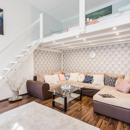 Bpr Stylish Mosaic Home With Terrace Budapeste Exterior foto